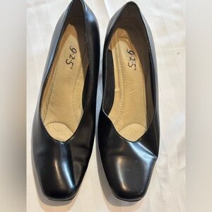 9-2-5 Womens 8 1/2 M Black 2-Inch Chunky  Heels (Good Condition)